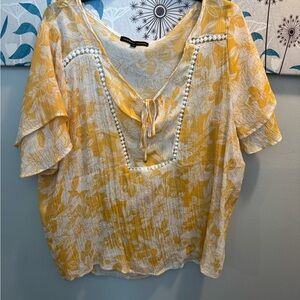 Plus size 3X women’s Floral Yellow and White Top lightweight short sleeve